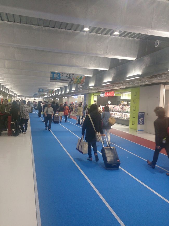 成田空港の第３ターミナルに到着。新しいターミナル見れました。ジェットスター使って結果オーライだったかも。<br />第2ターミナルまでの歩行者用専用通路があり10分位歩きました。歩きたくない方はシャトルバスもあるそうです。