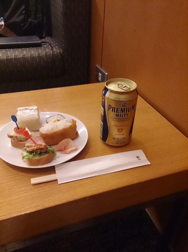 ハノイ出発までの間、成田空港のワンワールドラウンジ巡りをしました。キャセイ、アメリカンエアライン、サクララウンジ、サテライトに場所を移しカンタス、サテライトサクララウンジに行きました。<br />写真はキャセイラウンジです。