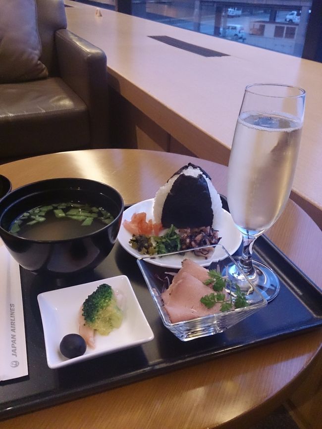 搭乗口の手前にあったサテライトサクララウンジ。入った時はもう胃袋が限界なのですが海外出発前の日本食で思わず口にしてしまいます。