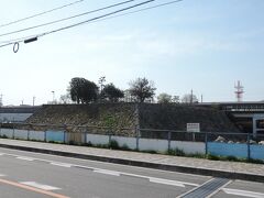 JR三原駅

三原城の石垣が見えます。

なんと天主堂のど真ん中をJR山陽本線及び、山陽新幹線がぶち抜いています。