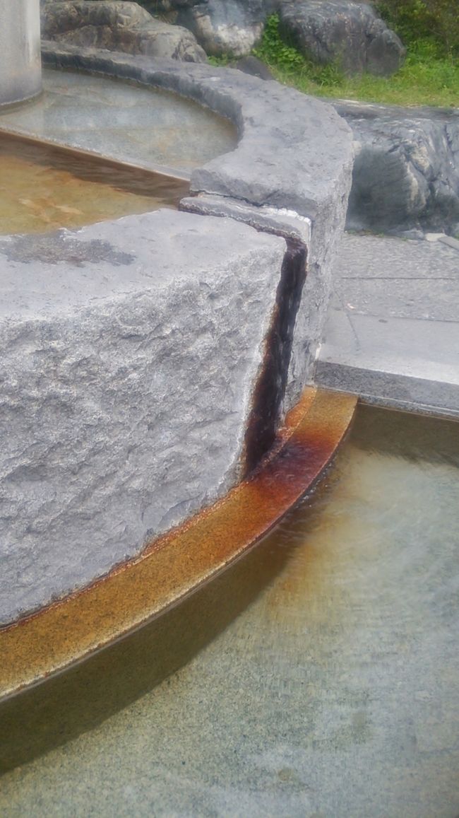 ついでに足湯に入って行こう。