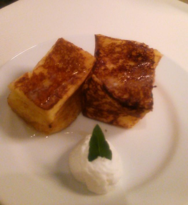 フレンチトーストはオーダーすると焼きたてを出してくれます。<br />他にも、宇和島名物のじゃこ天とかもあったりして、かなり大満足な朝食でした。