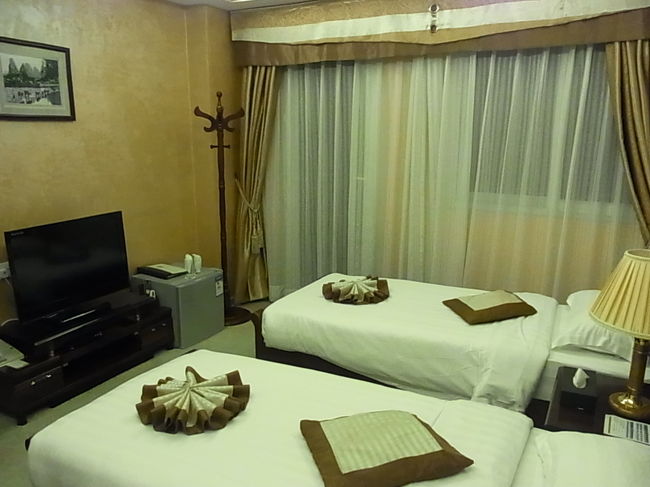 アンマン→ペトラは3時間ほど。<br />この日は明日に備え、すぐに就寝します。<br /><br />宿はペトラからは少し歩きます（15分ほど）が、口コミの評判が良かったセブンワンダーズホテルにしました。<br /><br />○セブンワンダーズホテル：1泊約9.000円<br />