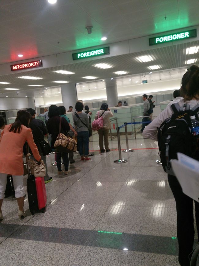 ノイバイ空港に到着。成田上空に雷が発生したどの事で1時間の遅れで到着しました。。<br />ミニバスを考えていましたが停まっている場所がよくわからなかったのと夜12時過ぎてしまい来るかどうかもわからなかったのでタクシーでホテルに向かいました。