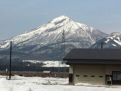 お店を出ると向かいは磐梯山。
そして雪！
豪雪の名残！！

出発までの空き時間は年齢度外視で雪雪テンションを上げておりました。