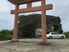 帯岩にやってきました。江戸時代の明和年間の地震による大津波で打ち上げられた巨石だとされています。