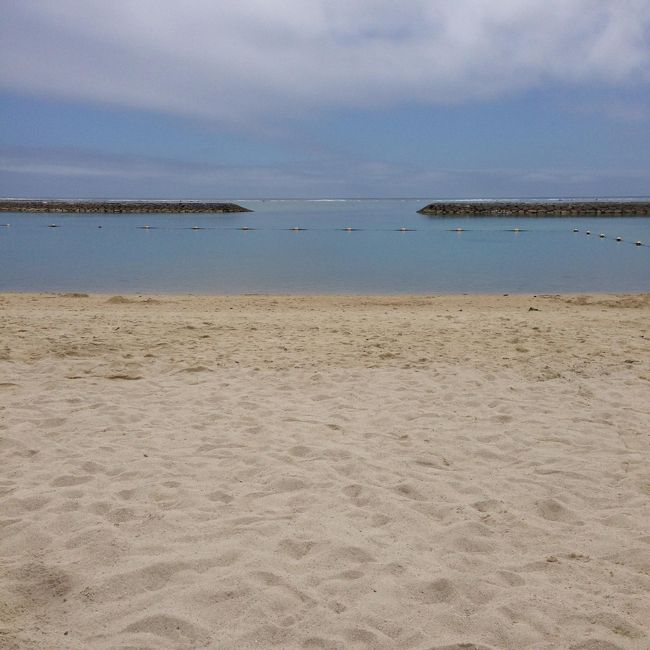 お昼からホテルのビーチへ<br /><br />時期も早いからか、海も空いていて<br /><br />パドルサーフィンもほぼ貸切のように<br /><br />使えました。<br /><br />ホテルのかたに聞いたら、やっぱ繁忙期は混むようです