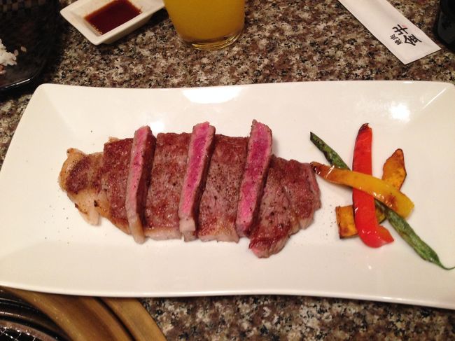 石垣牛　ステーキです。<br /><br />金牛　めちゃめちゃ美味しかったです。<br /><br />次回もリピートありかな〜<br /><br />お店も清潔感あるし、テーブルも広いし、接客も満足です〜<br /><br /><br />帰りは　タクシー（もちろん　おっちゃんに迎えにきてもらいます）<br /><br />おっちゃんの携帯に電話　「はい〜はい〜　５分で着くよー」<br /><br />だから、早すぎですってー　と思いながら(笑)<br /><br /><br />