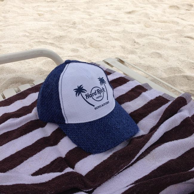 意味はありませんが、<br /><br />なかなか、陽の目にあたらなかった<br />昨年の夏、シンガポールのハードロックホテルで買った帽子です(笑)<br /><br />