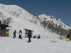 天神平の山頂駅に到着。
春スキーを満喫している多数います。