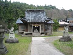 穴水湾からまっすぐに参道の伸びたこちらの神社のご神体は長谷部信連が刻んだという、自身の木彫。

山中温泉の長谷部神社が山の中の神社であるのに対しこちらは海の神社で、規模は同程度なものの、全く印象が異なる。
