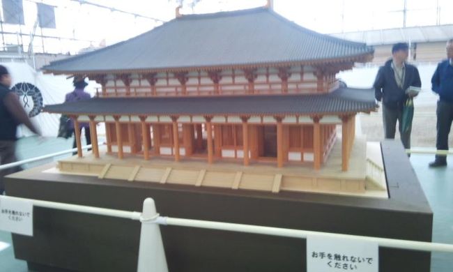 中金堂の建設現場へ来ました。<br />これは完成する中金堂の２０分の１の模型です。