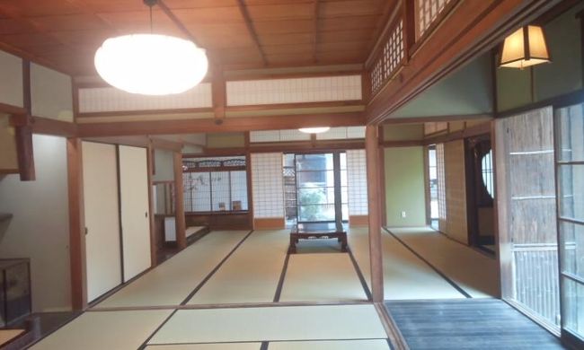 奈良の町家は間口が狭くて、奥にながーーーい。<br />ここも店の間、中の間、奥の間と、１．２．３．４．５部屋奥に続いています。<br />奈良の町家は京都と同じで間口が狭くて奥に長い鰻の寝床、これは奈良の商家がたくさん通りに並ぶようにとも、間口の幅で税金が決まっていたからとも言われています。