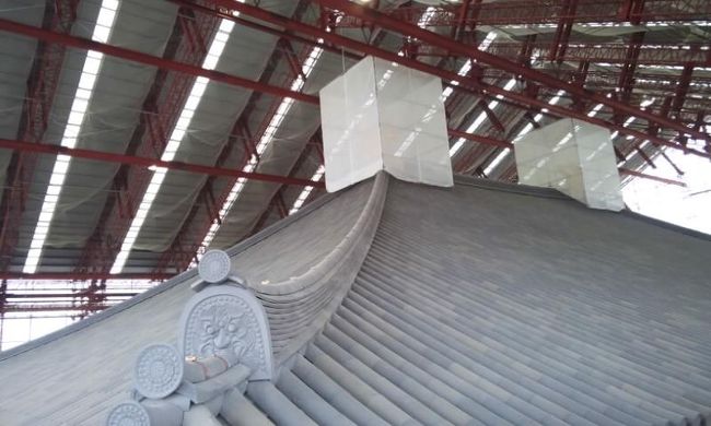 一番上の屋根の部分まで上がってきました。<br />白い薄布で覆われているのはシビです。