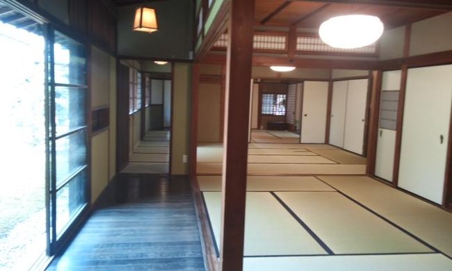 玄関から座敷を通らずに仏間に行けるように細い畳敷きのスペースがありました。