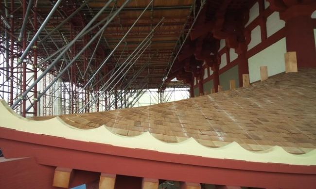 これは裳階(もこし)と呼ばれる屋根のような部分ですが、ここもコケラ葺きが完了しています。