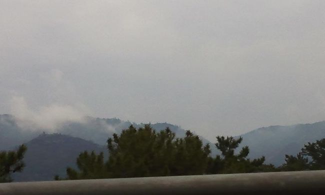 東に目を転じると、御蓋山と高円山、春日山連峰が見えます。<br />左の雲がかぶっているのが、御蓋山です。まさに神さまの山の如く。。