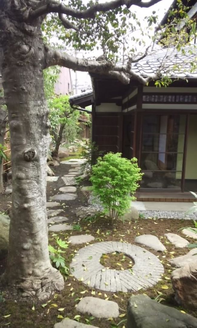 ここは大正時代古美術商大隅家が所有していた敷地約７０４平方メートルの旧宅で、奈良市が９０００万円で購入し、１８日よりお披露目とあいなったところです。<br />この他にも江戸時代末期と推定される蔵もあり、大正時代の猿沢池周辺の写真が飾られていました。