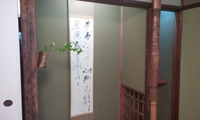 ここの柱、右側の柱は東大寺の木が、左側の柱は西大寺の木が使われているそうです。