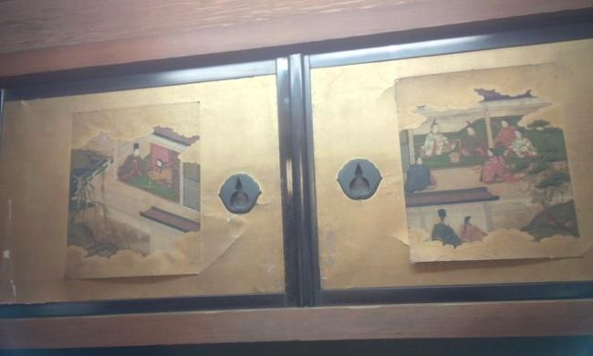 違い棚の引き戸には何やら平安時代の絵巻物のような絵が。。。