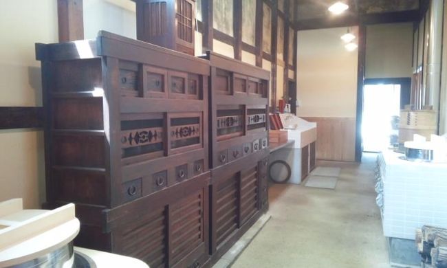 まず入ると、左側が台所、かまど、水屋が並んでいます。<br />この水屋、私が子供のころ我が家にもあったような。。