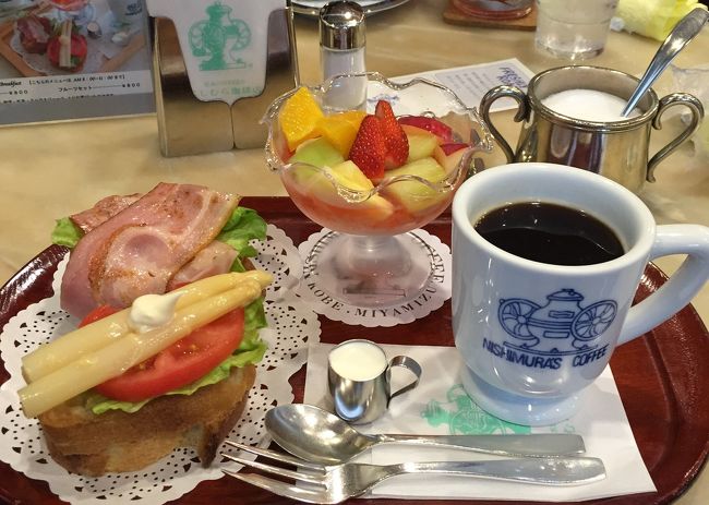 モーニングセット。フルーツがシロップに漬けてあって美味しいの。あと、パンも美味しい！<br />神戸ってパンがおいしいなあ。<br />ちょっとお値段高めのモーニングだったけど、満足しました。<br />調度品も年代を感じさせて、いい雰囲気を出しています。<br />お子ちゃまな娘にはこの良さはわからないわね〜<br />