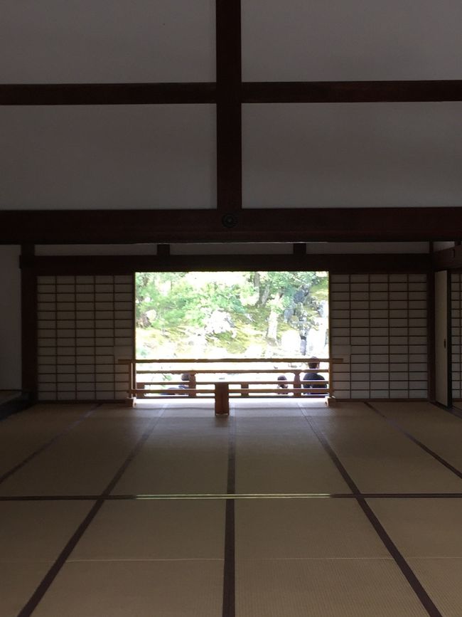 本当はゆっくりと座ってお庭を眺めていたい…<br />後ろ髪を引かれる思いで次の場所へ。<br />