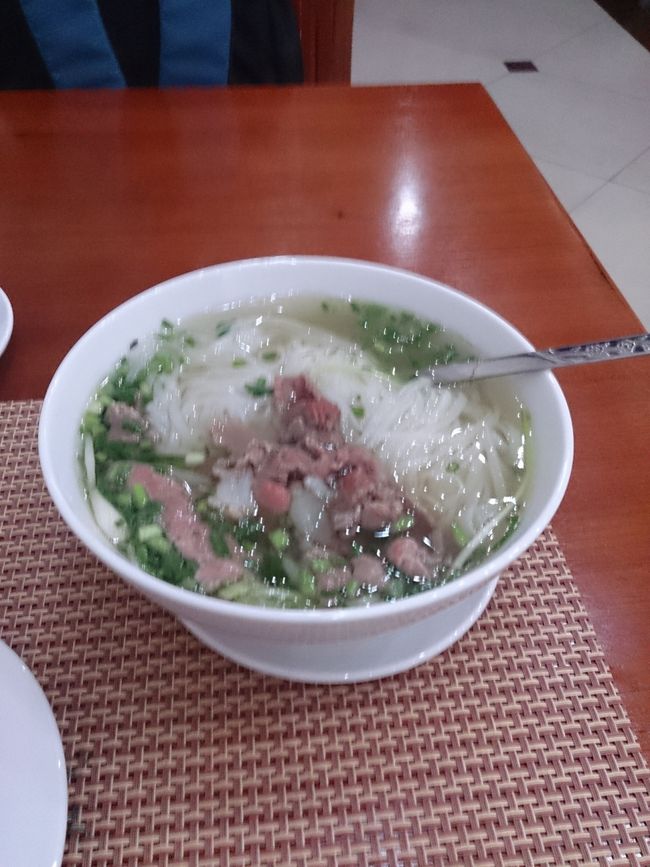 ホテルは朝食込みで20ドル。朝フロントへ行きいくつかのメニューの中から定番の牛肉入りフォーを注文。