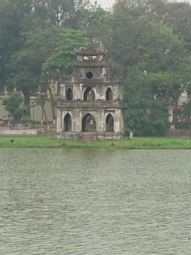 この建物は湖の中に建っていて中に入ることができません。