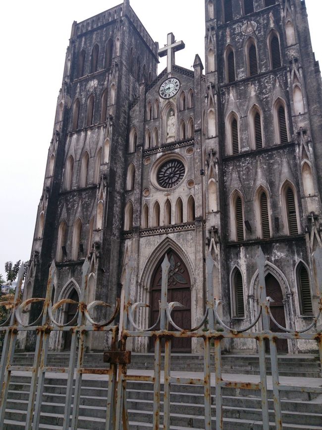 ハノイ大聖堂。ここも時間外のため中には入れません。