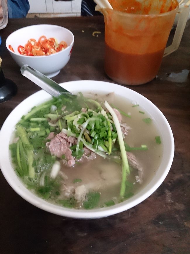 Pho Gia Truyenという行列のできるフォー専門店に入りました。10分位並びました。<br />正直言うとあまりおいしくなかったです。口コミではかなり評価が高いので多分自分の味覚がおかしいのかもしれません。ホテルで食べたフォーの方がはるかに美味しいと思いました。