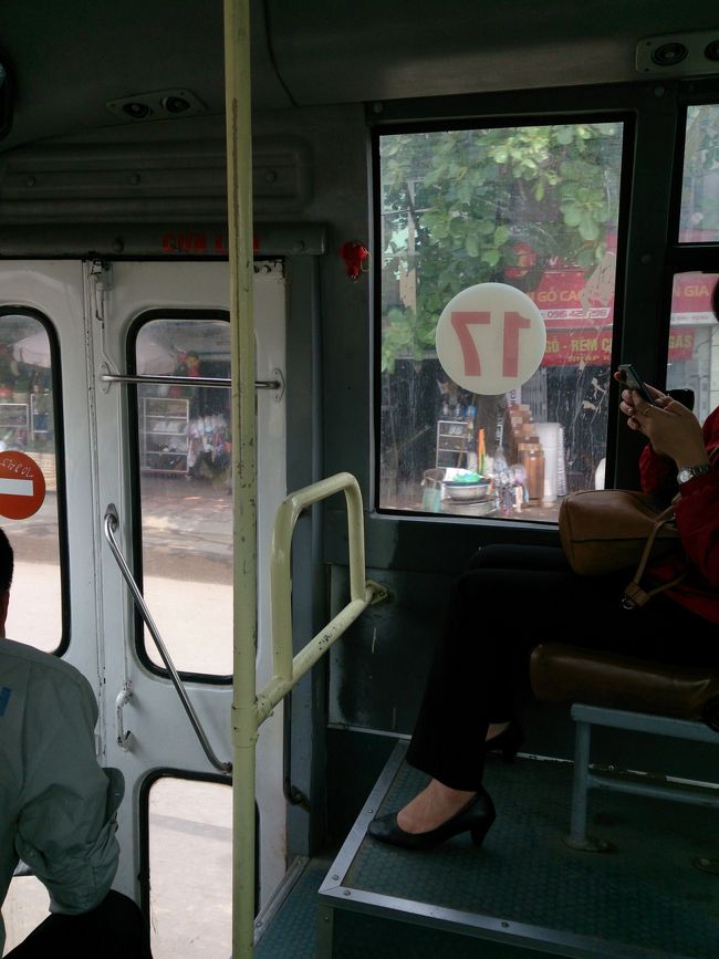 ホテルに戻りシャワーを浴びて12時にチェックアウト。予約は20ドルでしたがドンで払えるか聞いたところＯＫとの事で43万ドンで清算しました。<br />ホアンキエム湖北側のロンビエンのバス停まで15分位歩いて到着。17番のバスに乗りました。スーツケース持っていると乗車拒否か割増を請求されるとの情報もありましたが始発だったせいか何も言われませんでした。乗車時は念のために1万ドン紙幣2枚握りしめていましたが1人分の9000ドンで済みました。