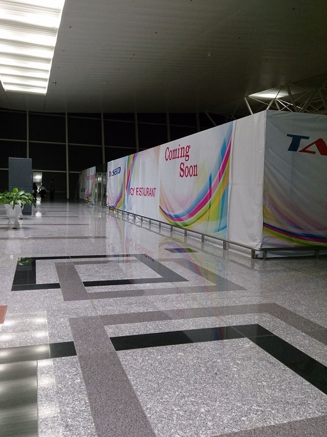 チェックインカウンターは３階ですがかなり時間が余っていたので4階の長椅子で時間を潰しました。4階はレストランが１つあるだけで他は全て建設中です。ただそのレストランのWifiが外にも漏れていて長椅子でも電波を受信できました。結構穴場です。