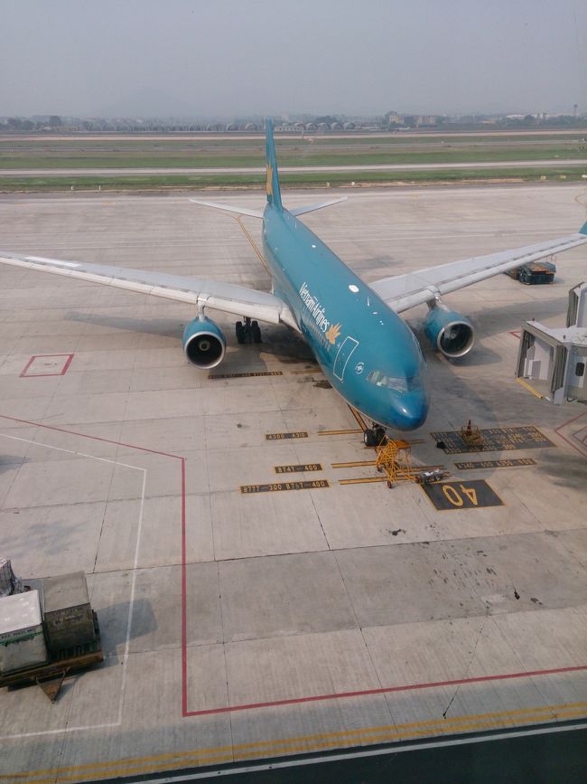 何だかんだで15分位歩いて空港に到着。ただ国内線であることに気づき無料シャトルバスで国際線ターミナルへ移動。<br />写真は最上階から撮ったベトナム航空の機材。