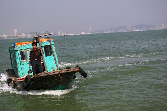 地元の漁師の船も行きかう湾です。