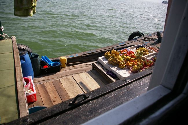 我々の様な観光船に色々な物を売りにきます。