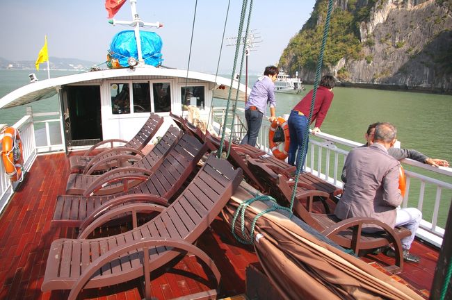 料理と共にビールやワインを飲み、一先ずデッキで休憩です。