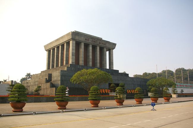 翌日視察を早く終え、ハノイ市内を廻ります。<br /><br />ホーチミン廟です。
