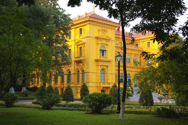 ハノイは、黄色い建物が多いです。