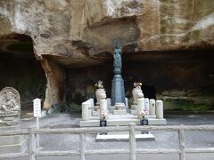 納骨や供養のための洞窟群。

お隣の円通院（ここも瑞巌寺の境内ですが）にも見られますね。