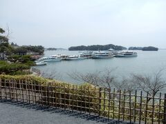 観瀾亭は今では、松島の景色を見ながらお抹茶とお菓子を楽しめる場所ですが、座席が混んでいた、正確に言うと前に来ていたお客さんが遠慮なくスペースを使っていたので、お抹茶諦めました。

景色はまずまず良いですが、後から行った西行戻しの松公園などの方がきれいはきれい。

松島の緑の松を見ながら日本のお抹茶、という組み合わせが良いです。