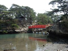海沿いを歩いて、雄島まで移動しました。

途中、松島水族館の裏手を通ります。

雄島には108の岩窟があったといわれ、修行の場であったと言われます。

朱塗りの橋を渡ると雄島です。橋が新しいのは、東日本大震災で落ちてしまい、再建されたためとのこと。