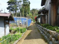 ☆古墳その2
中塚古墳は、民家に囲まれていた。

路地の左にある青い網がかけらえた畑の奥が、中塚古墳の後円。