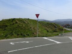 ☆古墳その5
脇袋古墳群から西へ2.7キロほど行ったところにある、天徳寺古墳群の十善の森古墳。
全長67ｍの前方後円墳。
後円部と前方部にそれぞれ横穴式石室が二基あり、そのどちらの石室にも壁面に赤色顔料塗布がなされている。
墳丘からは埴輪が出土している。(・д・)

こちらは脇袋古墳より新しく6世紀に造られた。
