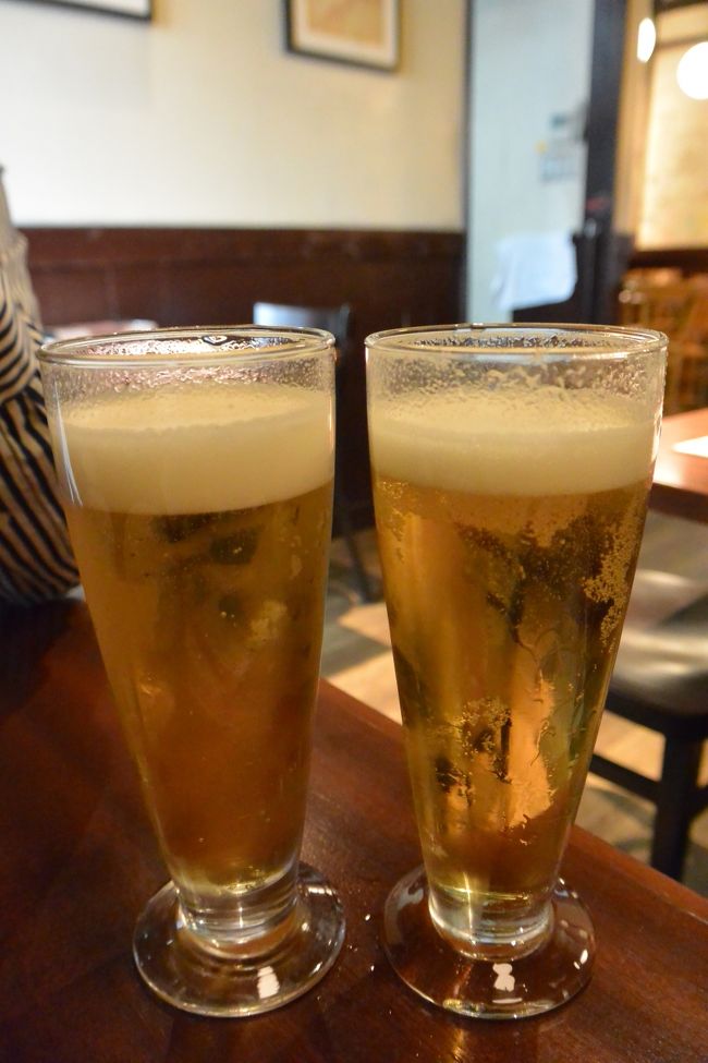 前回と一緒で２Ｆ席に案内されました。<br />今回は２人席で狭いです(>_<)<br /><br />まずはビールでカンパ〜イ(*^_^*)