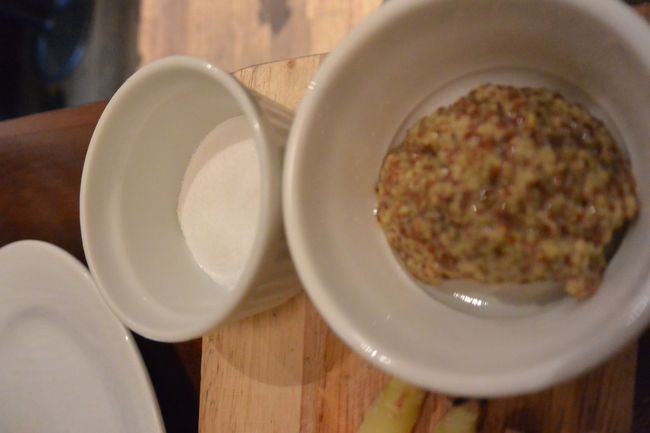 お塩かマスタードで頂きます☆<br /><br />シンプルにアスパラの味を味わうなら<br />お塩かな！<br /><br />ホワイトアスパラ食べたかったから<br />食べれてシアワセ★<br /><br />でももうちょっと何か違うお料理にしたら<br />ヨカッタかな（笑）