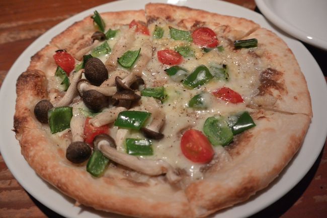 ココでも相方ピザを注文（笑）<br />それはアンチョビのピザがあったから！<br /><br />あんな美味しいピザを食べておいて<br />またピザかい、って私(⌒-⌒; )<br />そしてそれほど私はアンチョビ好きじゃないし^^;<br />なので具材を分けてのせてくれましたぁ♪<br /><br />まぁそれなりに美味しかったけどね、、、<br />あのモチモチの生地とはいかないよね〜。