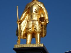 岐阜駅前の広場に建っている織田信長公像です。
見事なほどの金ピカですね。実際に金箔が、使用されているそうです。
火縄銃と西洋兜を抱えて、凛々しく仁王立ちしています。