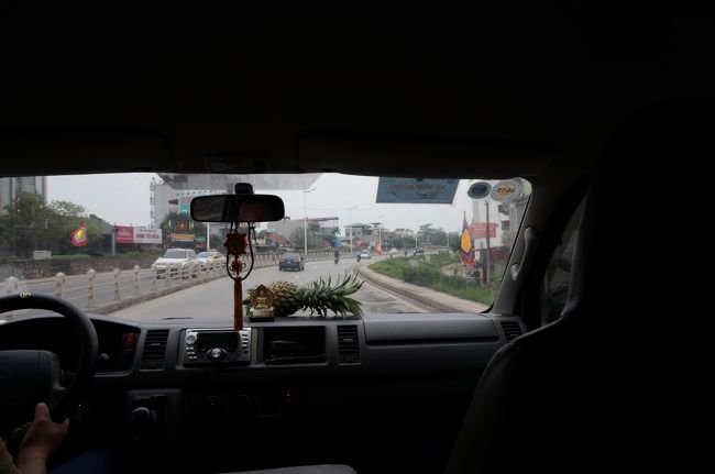 ハノイ空港へ到着。時間通り。<br />入国審査に少し時間がかかったけれど、預け入れ荷物もすぐには出てこなかったので問題なし。<br />空港へは1週間前にメールでホテルにお迎えをたのんでおきました。<br />4シーターのはずがワゴンでした。<br />でも、お客は私達だけだったので、下請けの都合だったみたい。<br />そして、ちょっと怖い感じの運転でハノイの旧市街に向かいます。