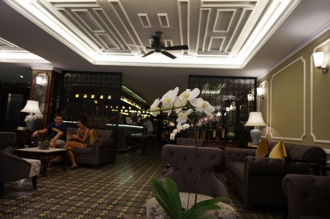 最初の2泊はハノイ　ラシエスタ　ホテルです。<br />旧市街のド真ん中で、車を横付けするのも一苦労。<br />ロビーで座ってチェックインです。